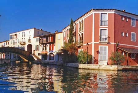 place des Artisans port grimaud