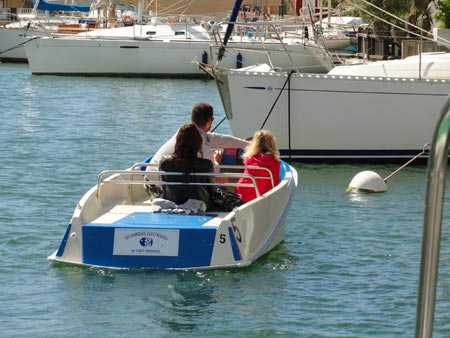 barques electriques de  port grimaud