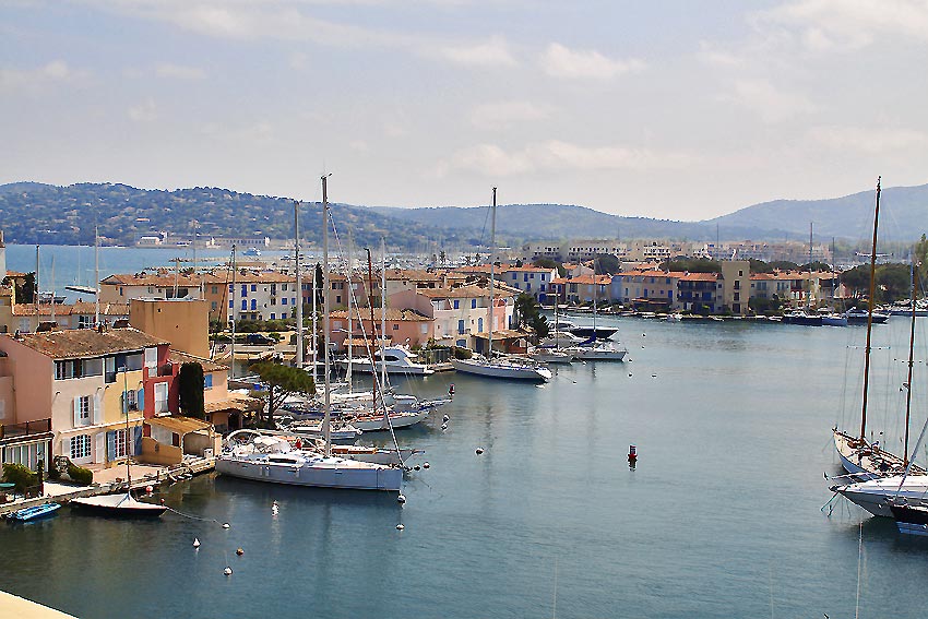 686a APPARTEMENT  a vendre a PORT GRIMAUD